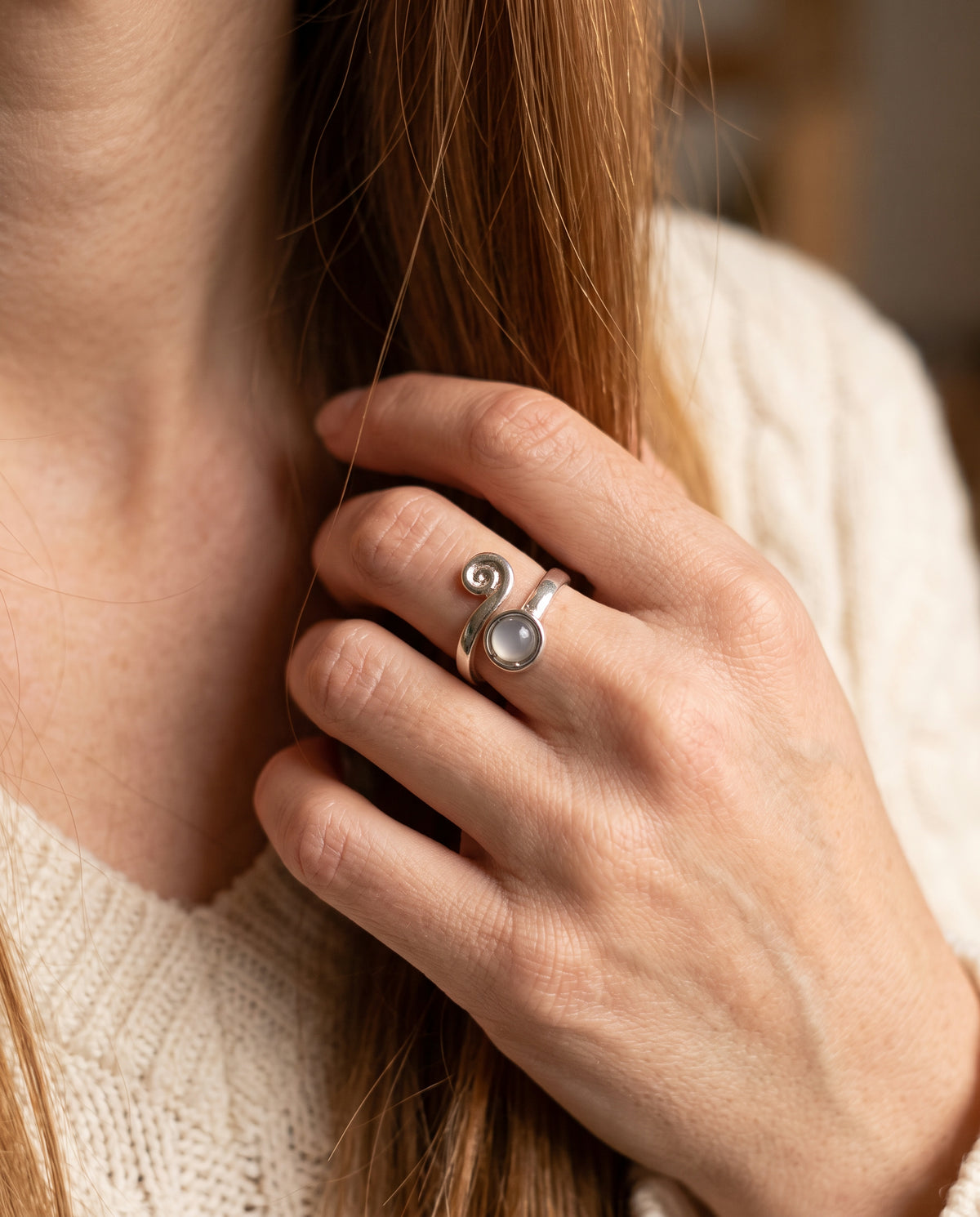 Bague Vintage Spirale Ornée d’une Pierre de Lune – photo lifestyle 2