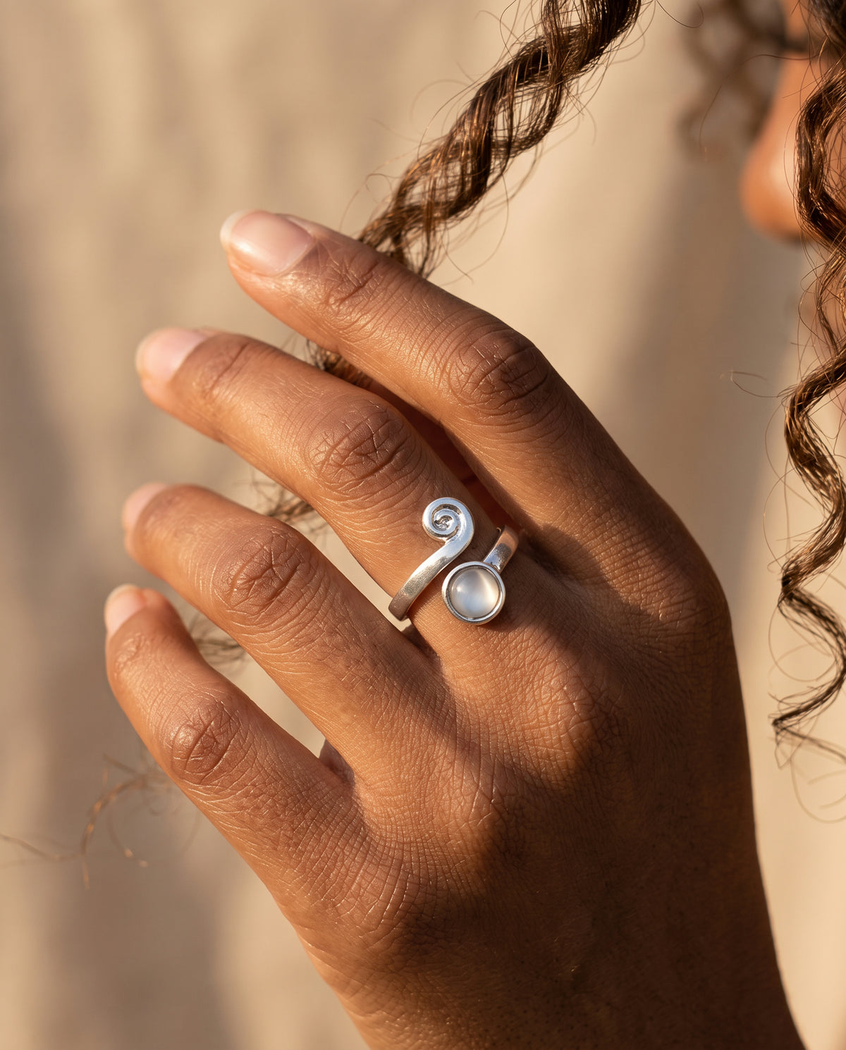 Bague Vintage Spirale Ornée d’une Pierre de Lune – photo lifestyle 3