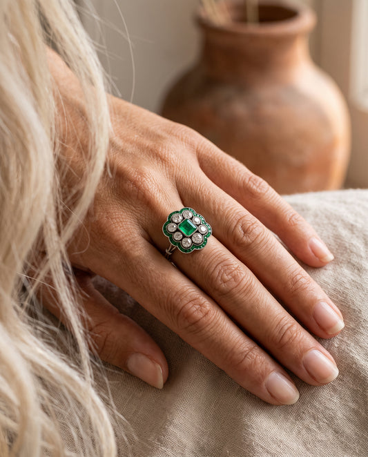 Bague Vintage à l'Émeraude – photo lifestyle 1