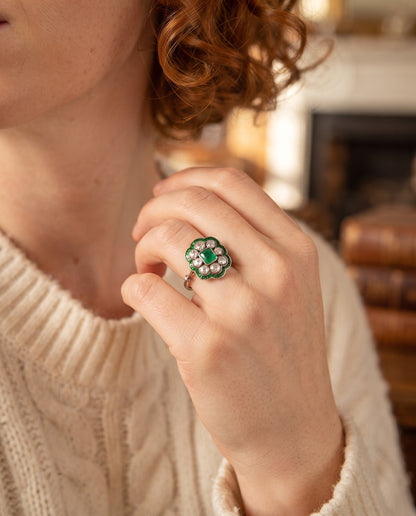 Bague Vintage Ornée d’Émeraude – photo lifestyle 2