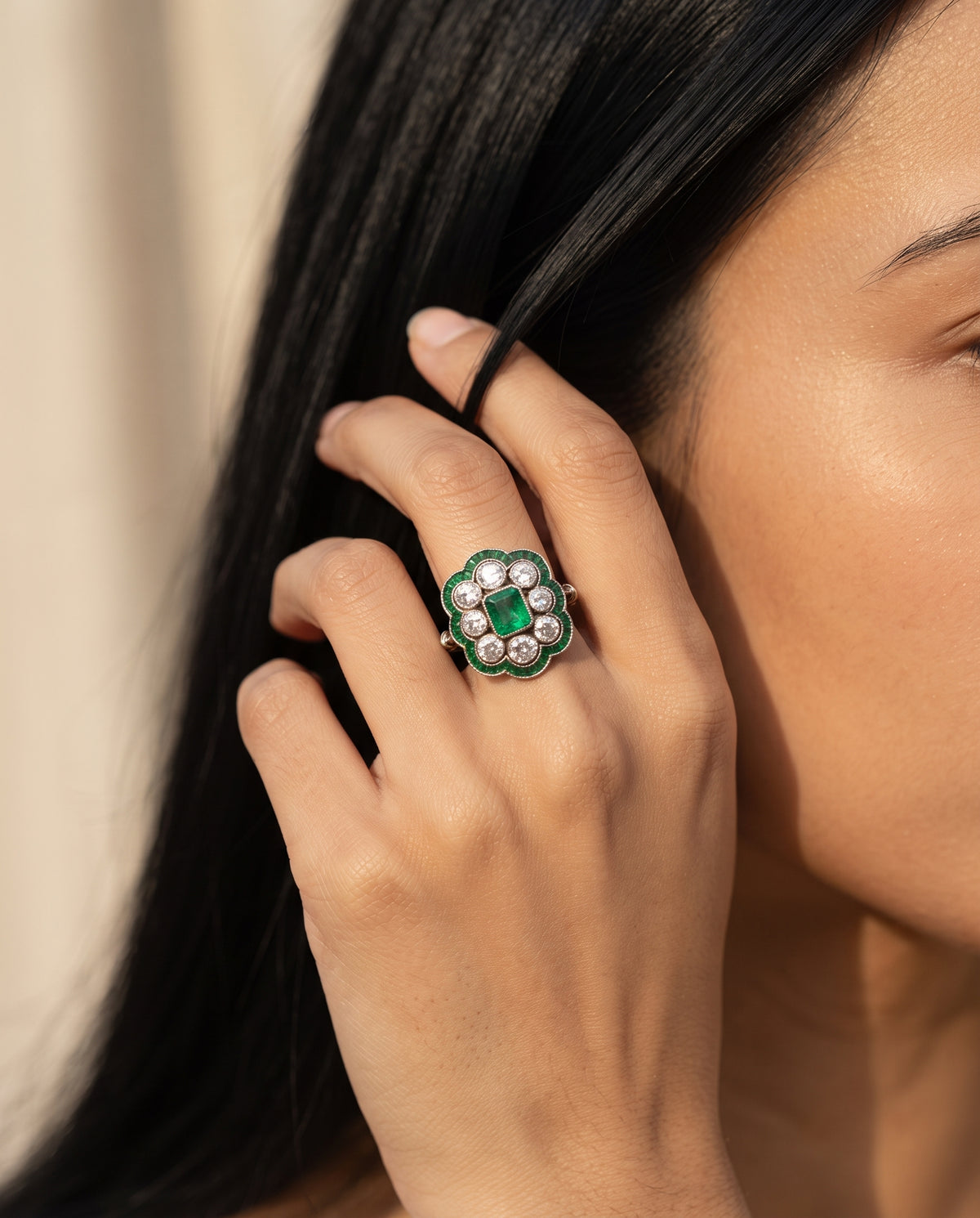 Bague Vintage Ornée d’Émeraude – photo lifestyle 3