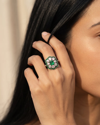 Bague Vintage Ornée d’Émeraude – photo lifestyle 3