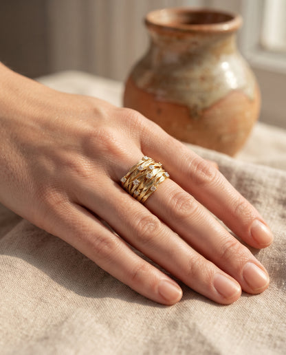 Bague Vintage en Or Sertie de Zircons – photo lifestyle 1