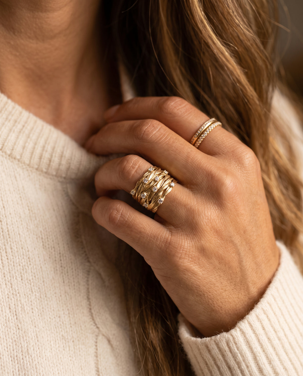 Bague Vintage en Or Sertie de Zircons – photo lifestyle 2