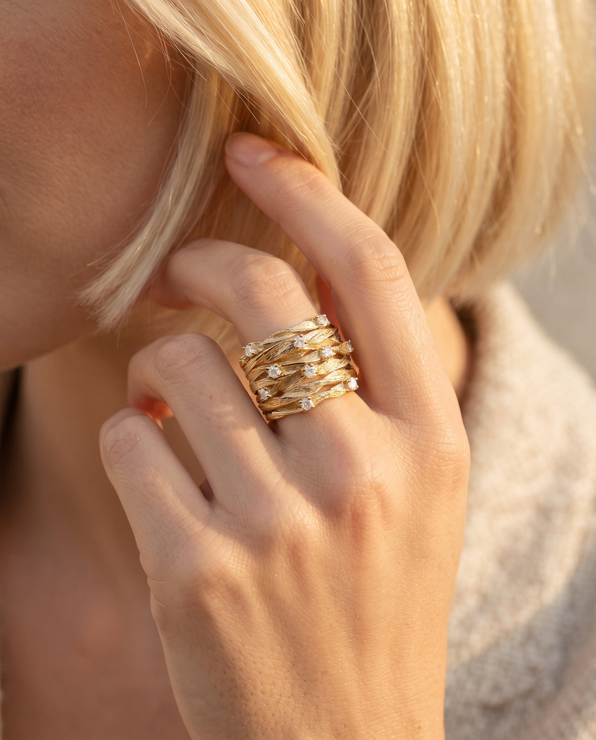 Bague Vintage en Or Sertie de Zircons – photo lifestyle 3