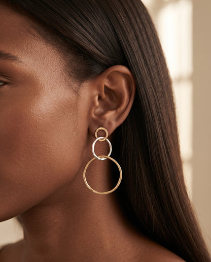Boucles d’Oreilles Vintage en Or et Argent Style Créoles – photo lifestyle 1