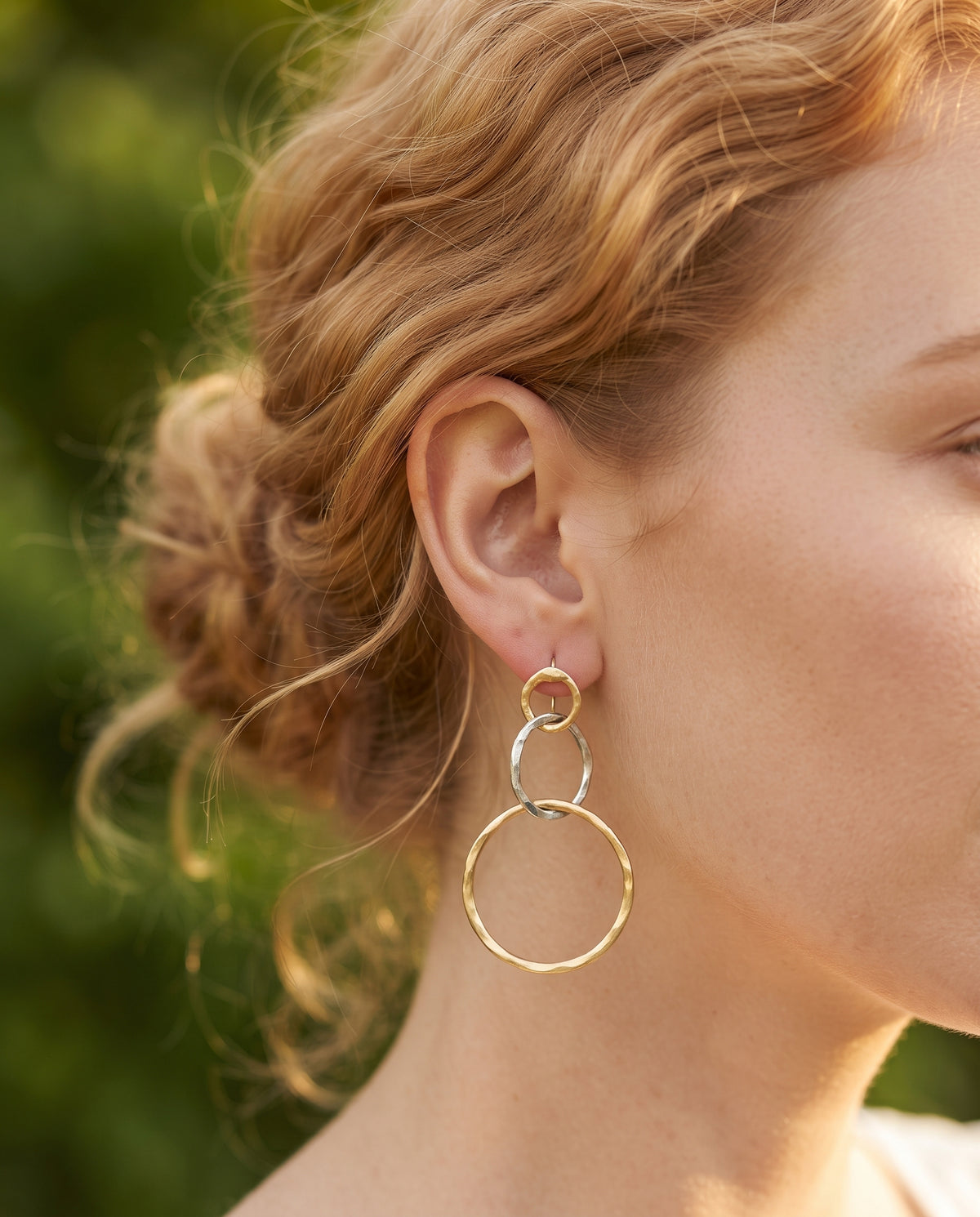 Boucles d’Oreilles Vintage en Or et Argent Style Créoles – photo lifestyle 2