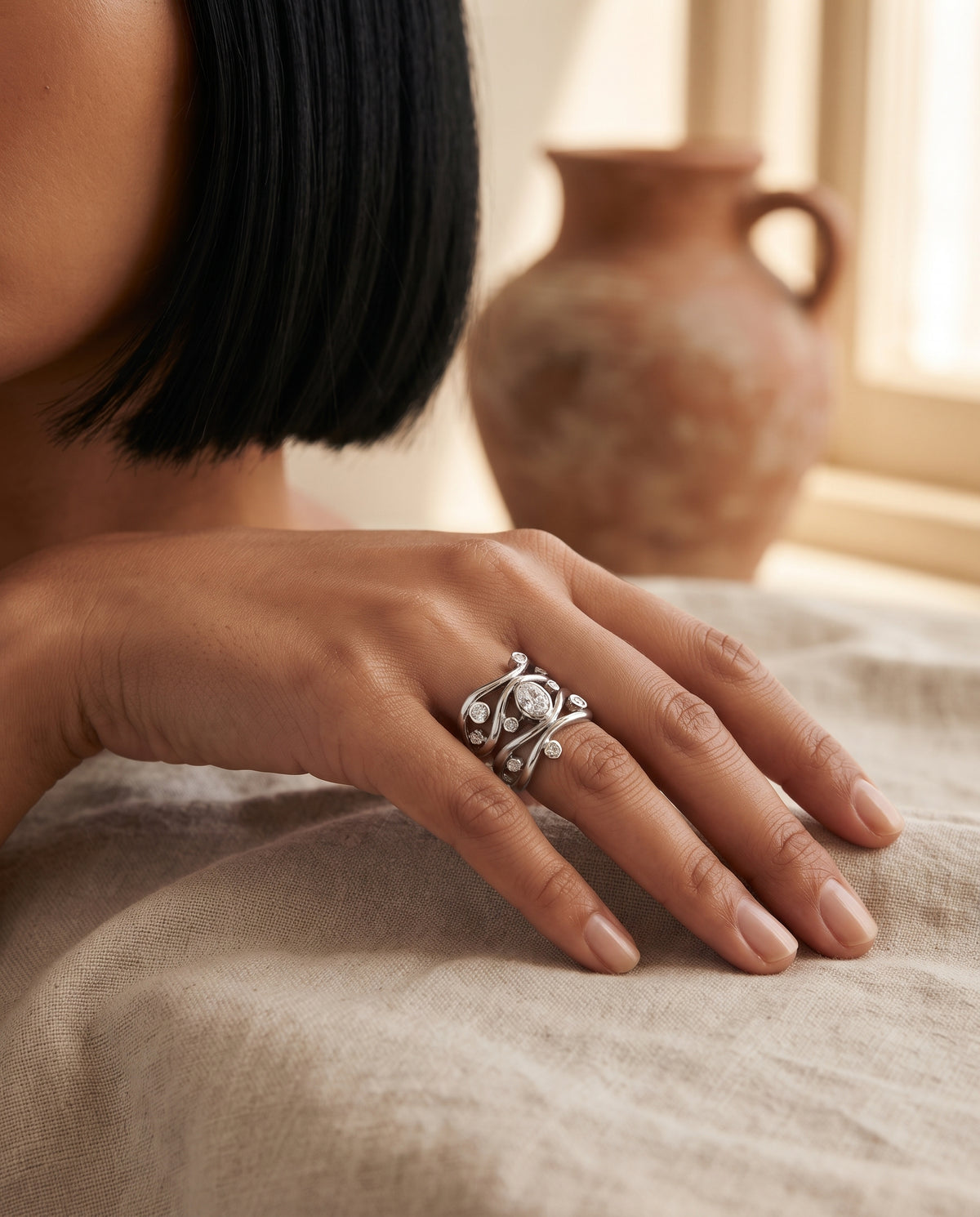 Bague Vintage en Argent au Design Irrégulier avec Zircons – photo lifestyle 1