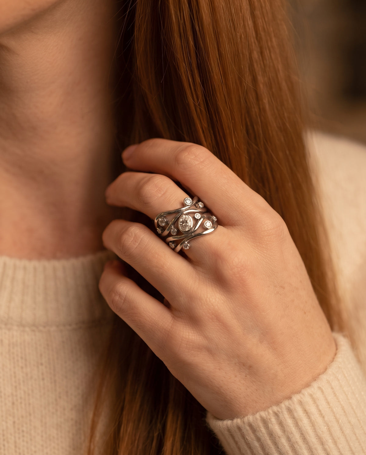 Bague Vintage en Argent au Design Irrégulier avec Zircons – photo lifestyle 2