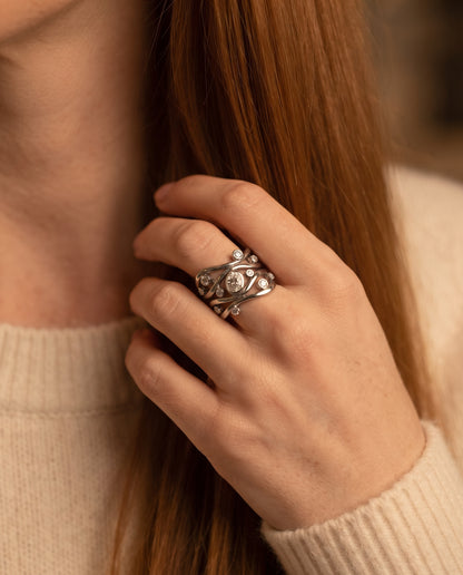 Bague Vintage en Argent au Design Irrégulier avec Zircons – photo lifestyle 2