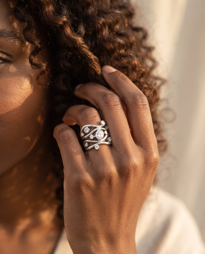 Bague Vintage en Argent au Design Irrégulier avec Zircons – photo lifestyle 3