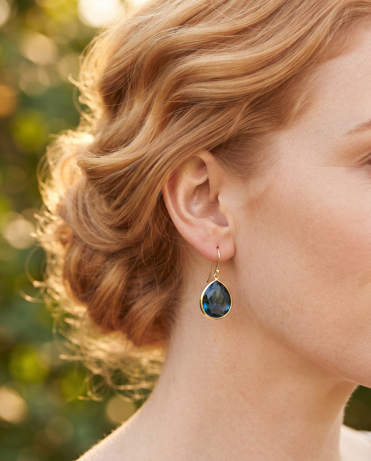 Boucles d’Oreilles Vintage Goutte Serties d’un Cristal Bleu – photo lifestyle 2