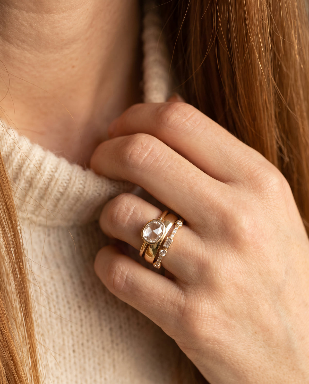 Set de Bagues Dorées Serties de Zircons – photo lifestyle 2