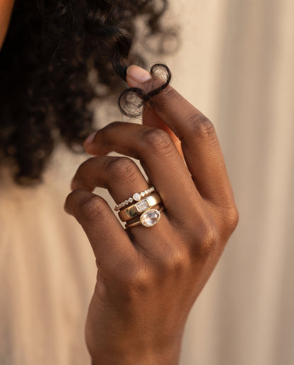 Set de Bagues Dorées Serties de Zircons – photo lifestyle 3