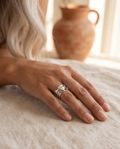Bague Élégante en Argent avec Cœur Rotatif – photo lifestyle 1
