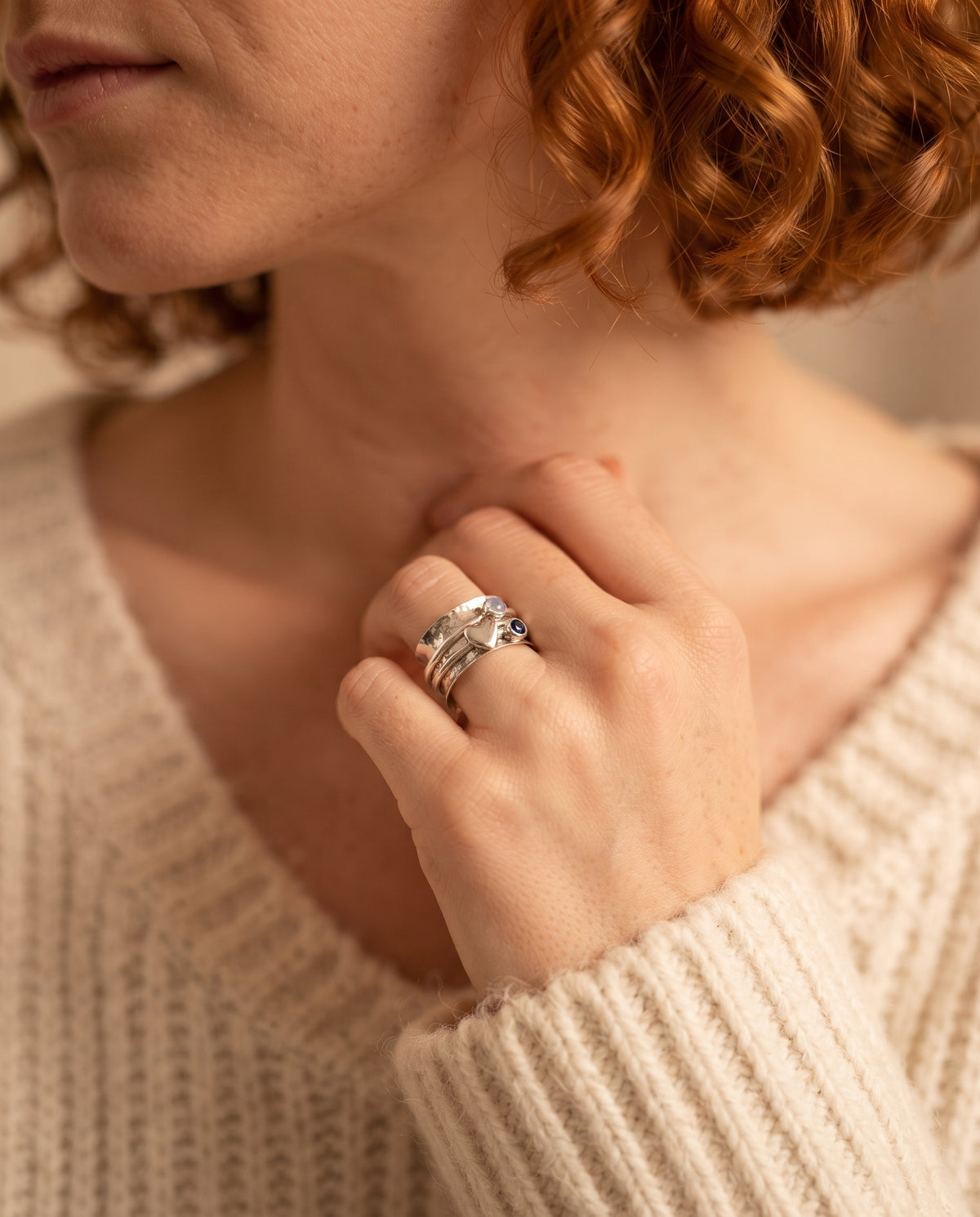 Bague Élégante en Argent avec Cœur Rotatif – photo lifestyle 2