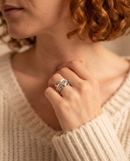 Bague Élégante en Argent avec Cœur Rotatif – photo lifestyle 2