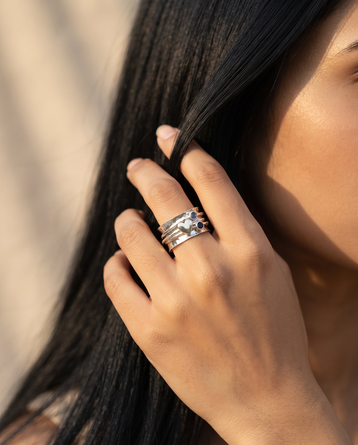 Bague Élégante en Argent avec Cœur Rotatif – photo lifestyle 3