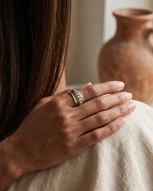 Bague Vintage Bicolore Or et Argent aux Zircones – photo lifestyle 1