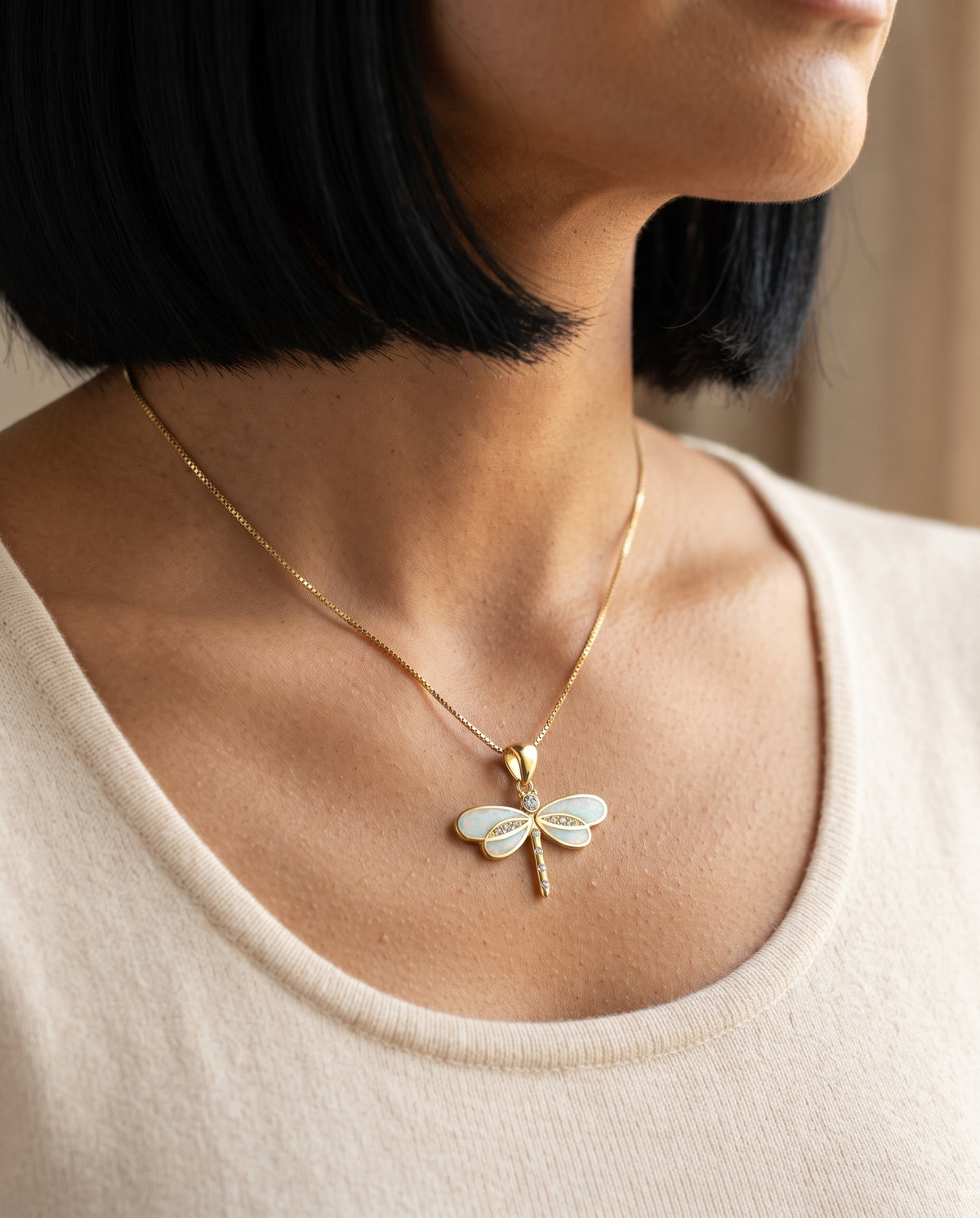 Collier Raffiné Plaqué Or avec Libellule et Opale – photo lifestyle 1