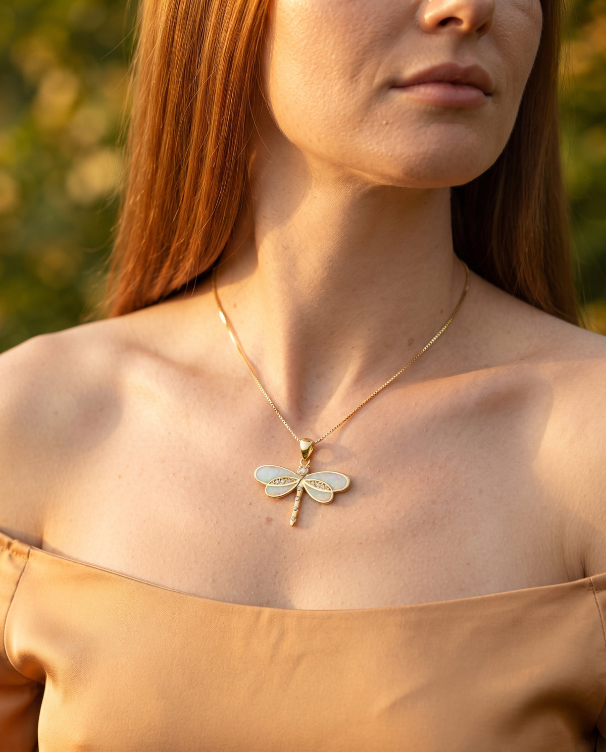 Collier Raffiné Plaqué Or avec Libellule et Opale – photo lifestyle 2