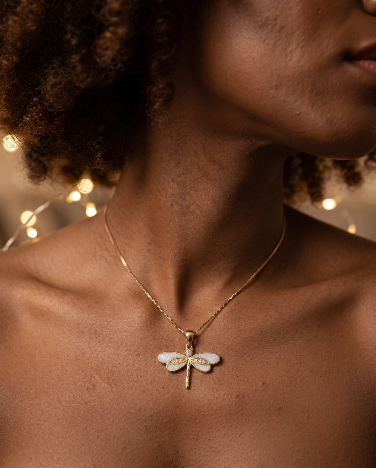 Collier Raffiné Plaqué Or avec Libellule et Opale – photo lifestyle 3