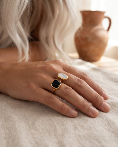 Bague Élégante Ajustable Équilibre en Or – photo lifestyle 1