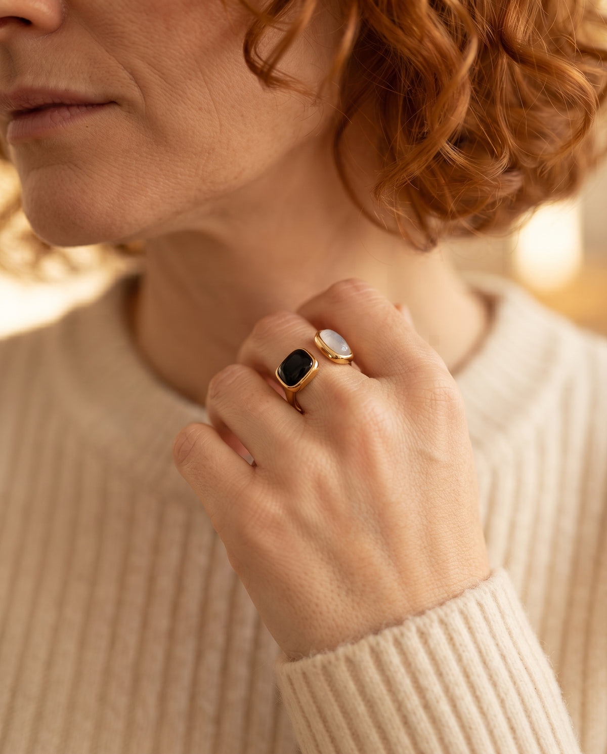 Bague Élégante Ajustable Équilibre en Or – photo lifestyle 2