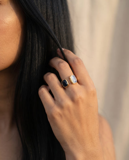 Bague Élégante Ajustable Équilibre en Or – photo lifestyle 3