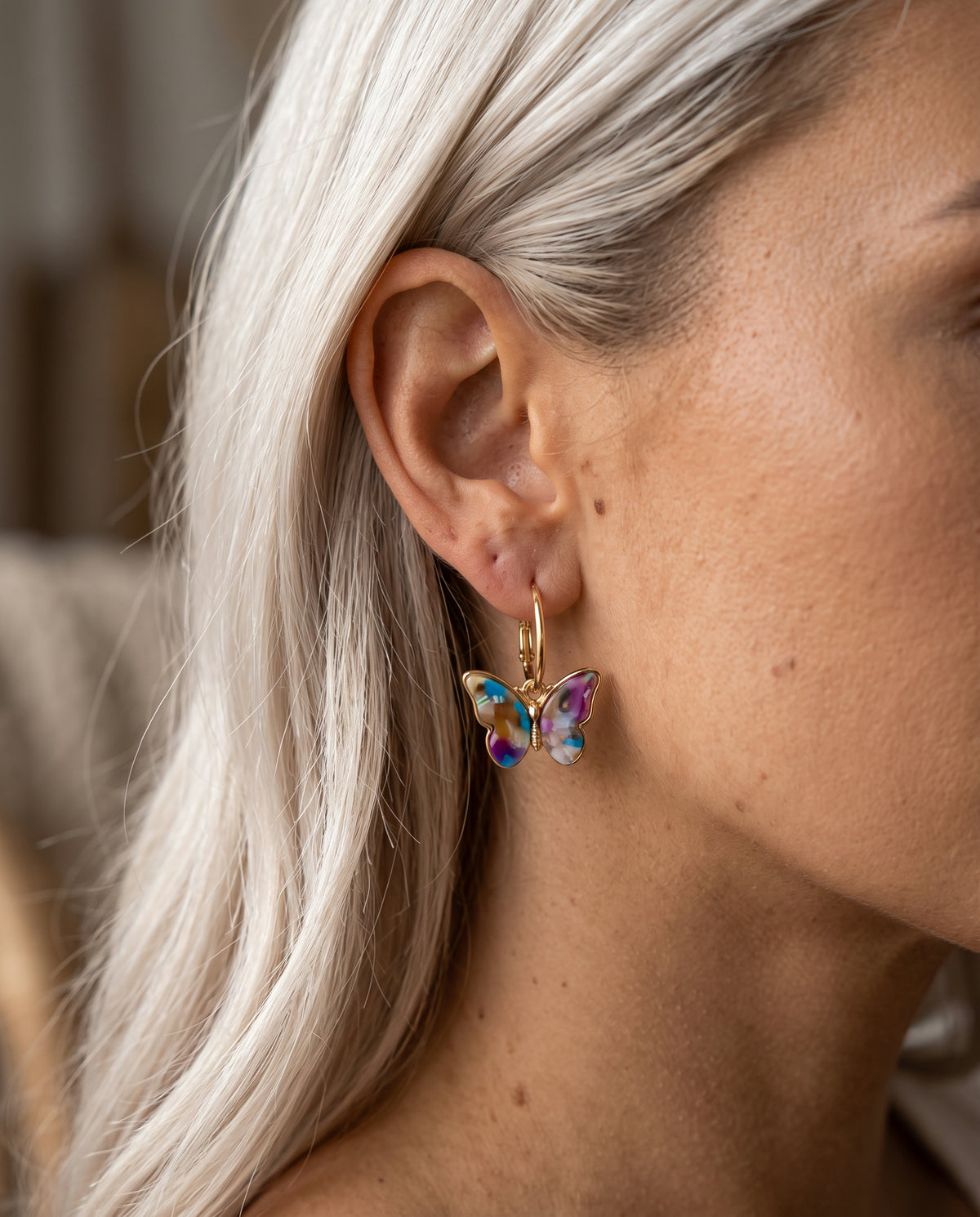 Boucles d’Oreilles Papillon en Cristal Émaillé et Peint à la Main – photo lifestyle 1