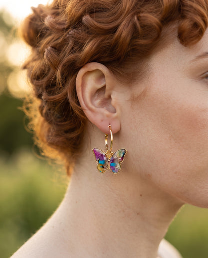 Boucles d’Oreilles Papillon en Cristal Émaillé et Peint à la Main – photo lifestyle 2