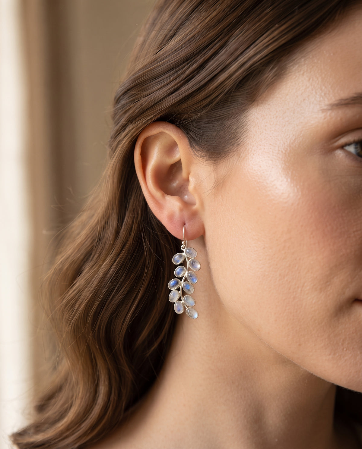 Boucles d’Oreilles Serties de Pierre de Lune – photo lifestyle 1