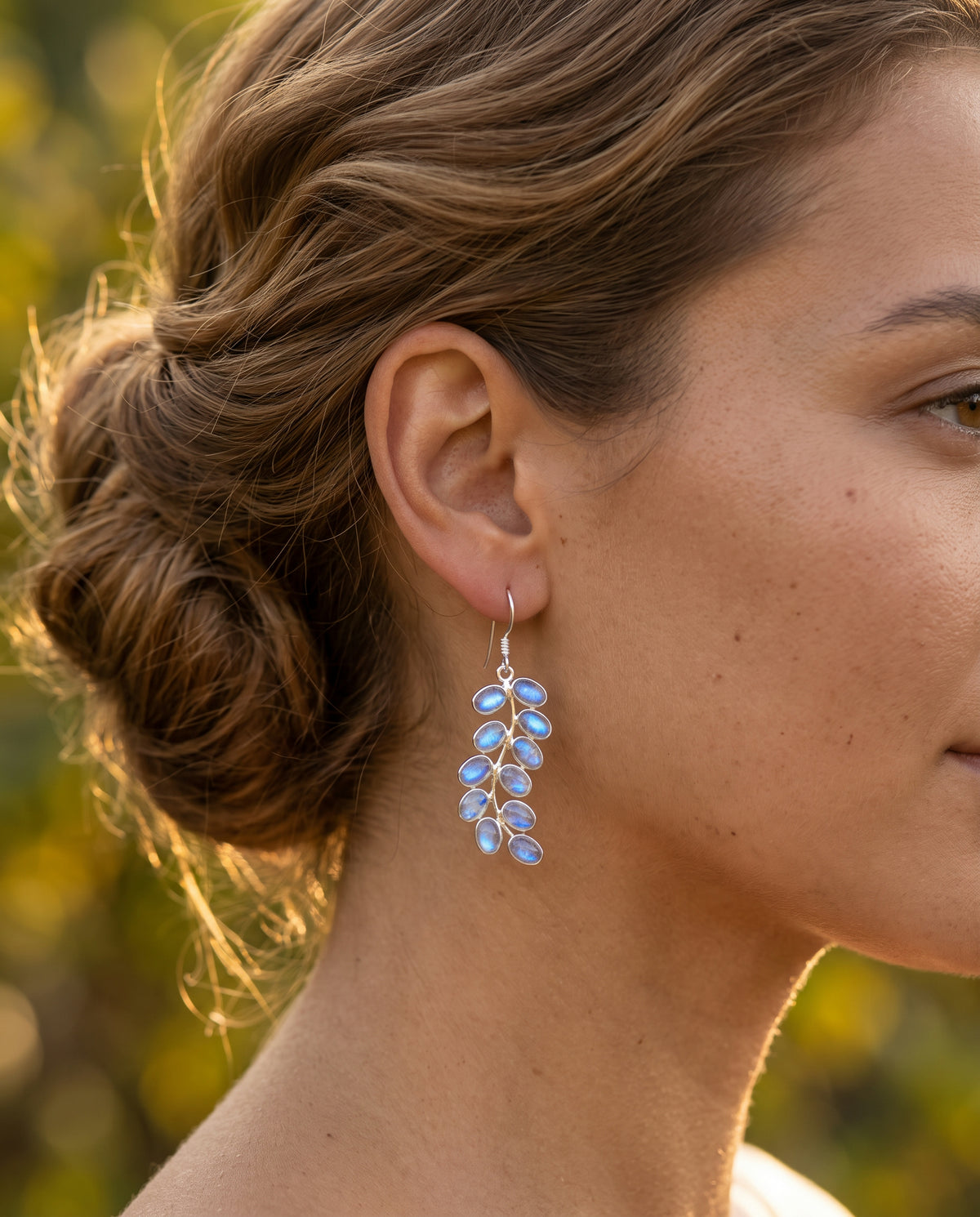 Boucles d’Oreilles Serties de Pierre de Lune – photo lifestyle 2