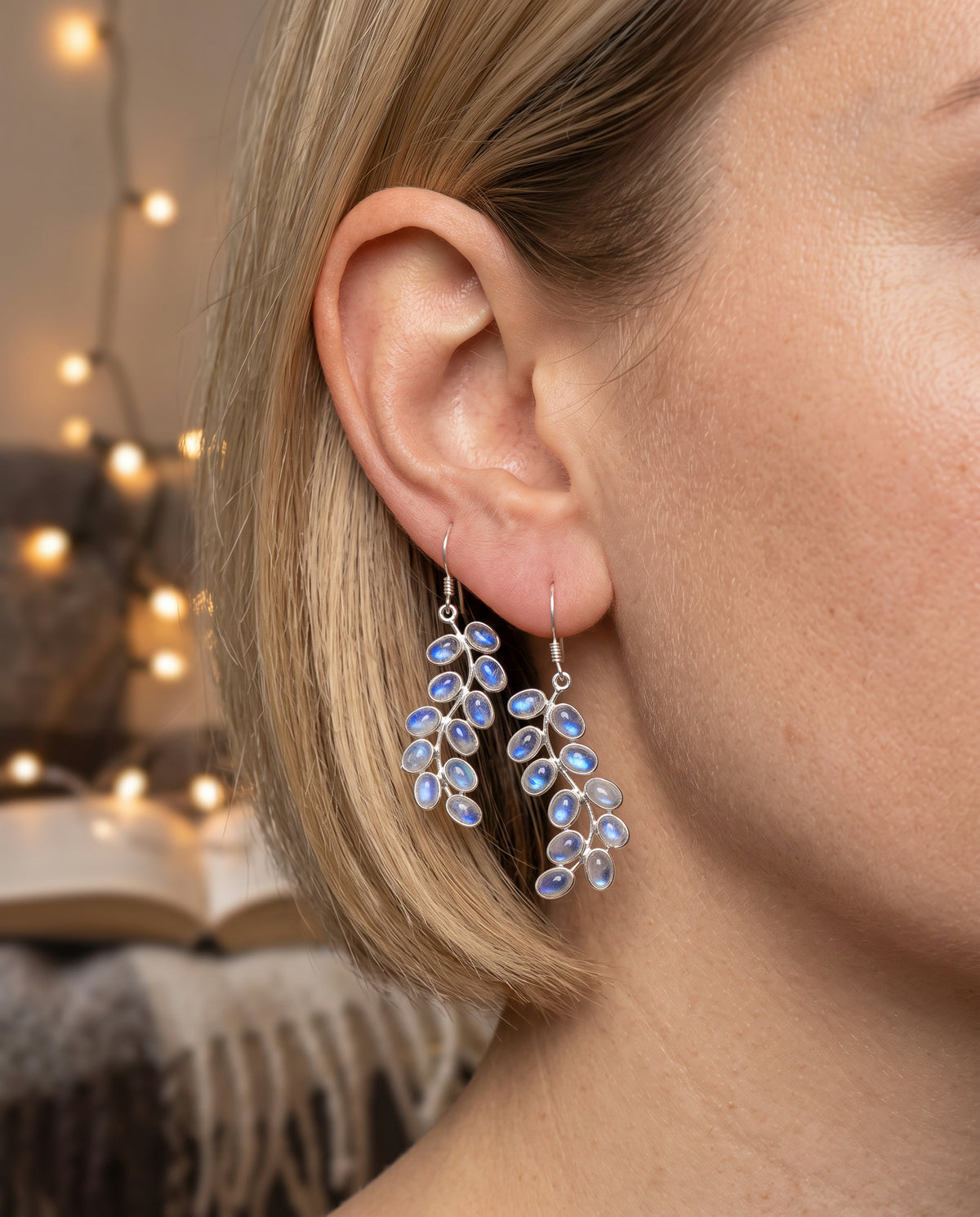Boucles d’Oreilles Serties de Pierre de Lune – photo lifestyle 3
