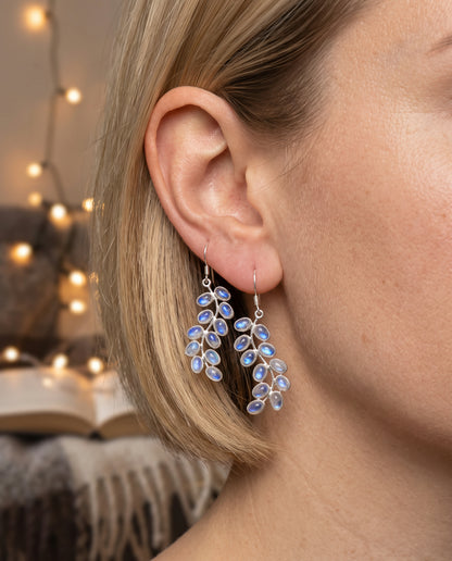 Boucles d’Oreilles Serties de Pierre de Lune – photo lifestyle 3
