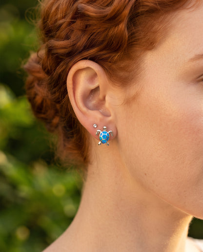 Parure Collier et Boucles d’Oreilles Tortue de Mer en Opale et Argent – photo lifestyle 2