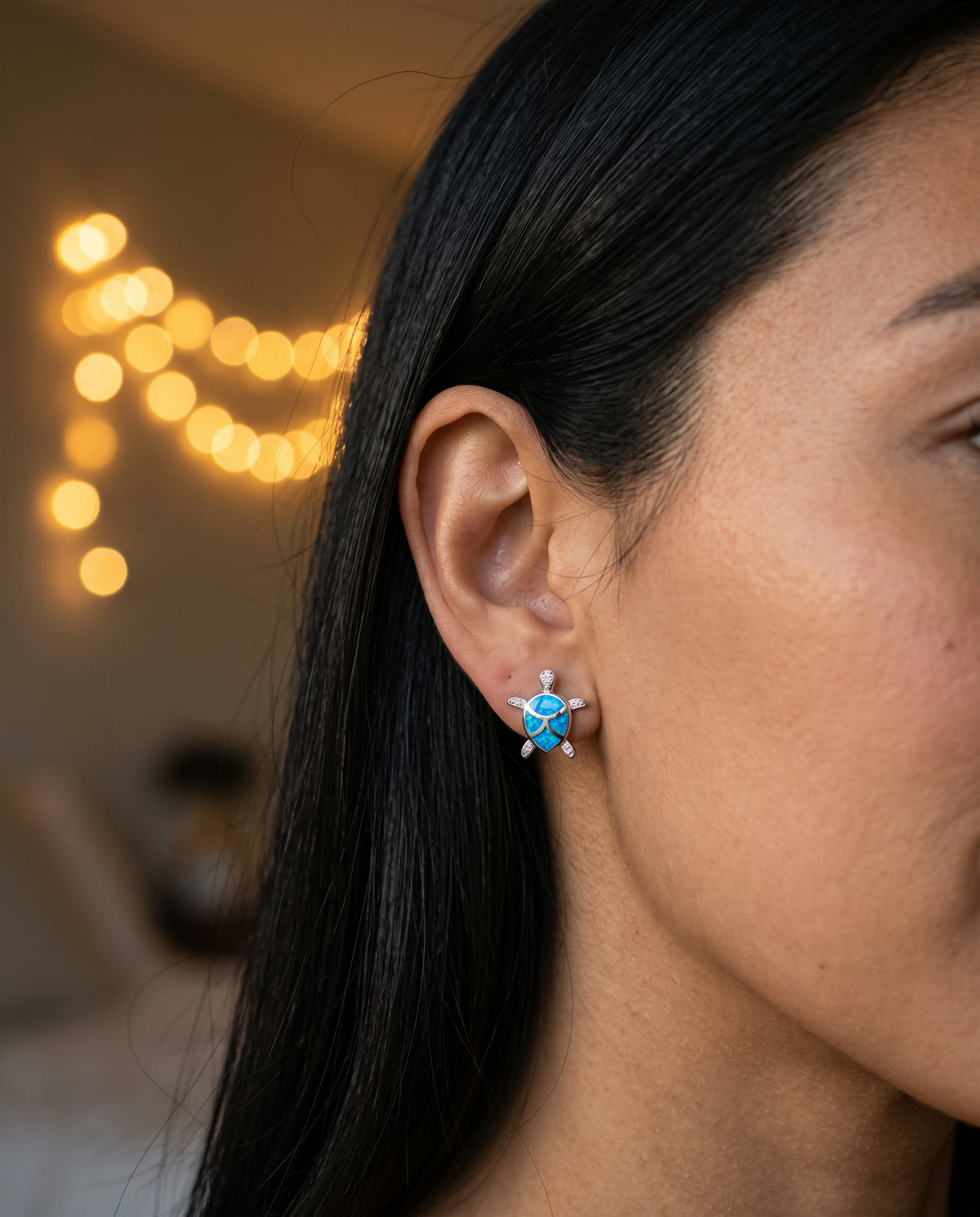 Parure Collier et Boucles d’Oreilles Tortue de Mer en Opale et Argent – photo lifestyle 3