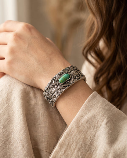 Bracelet Vintage en Argent Orné d’une Pierre Turquoise – photo lifestyle 1