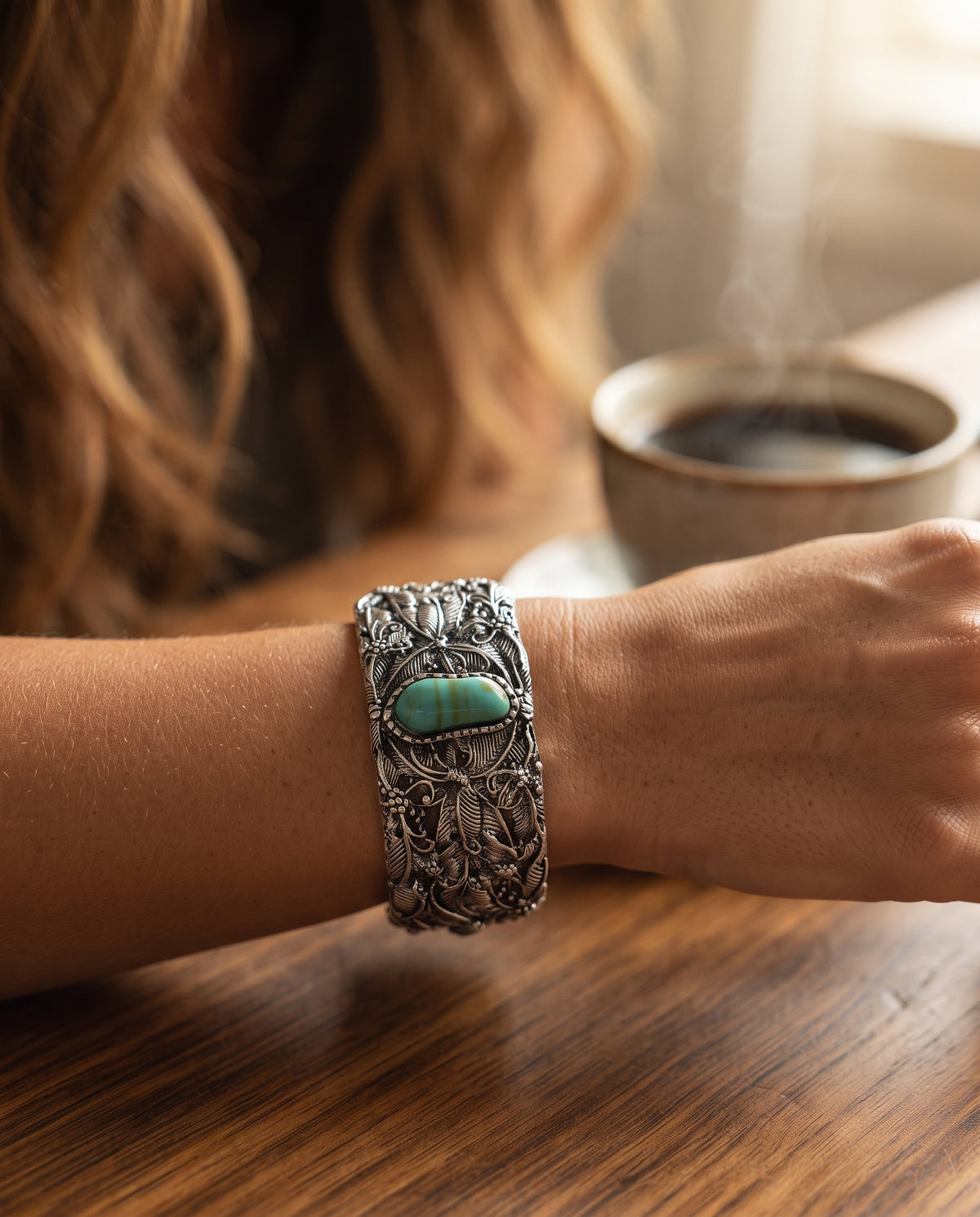 Bracelet Vintage en Argent Orné d’une Pierre Turquoise – photo lifestyle 2