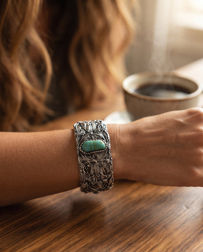 Bracelet Vintage en Argent Orné d’une Pierre Turquoise – photo lifestyle 2