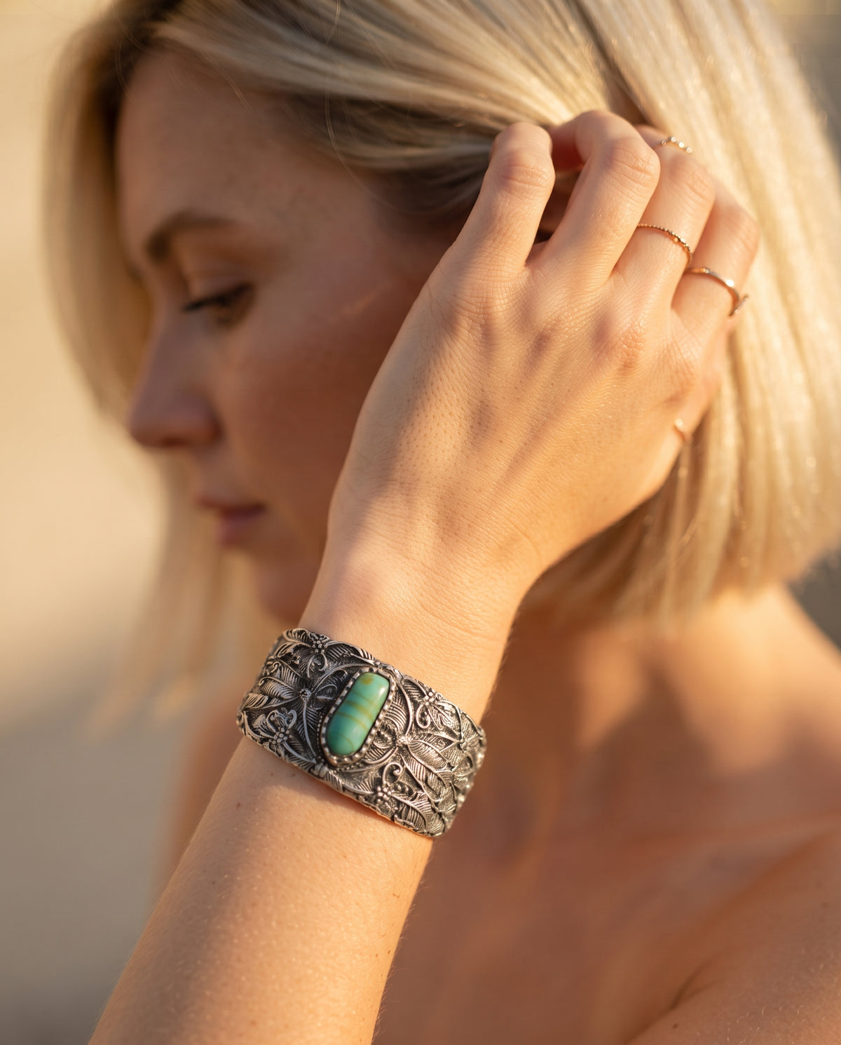 Bracelet Vintage en Argent Orné d’une Pierre Turquoise – photo lifestyle 3