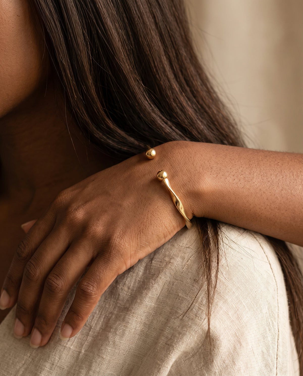 Élégant Bracelet Ouvert en Or – photo lifestyle 1