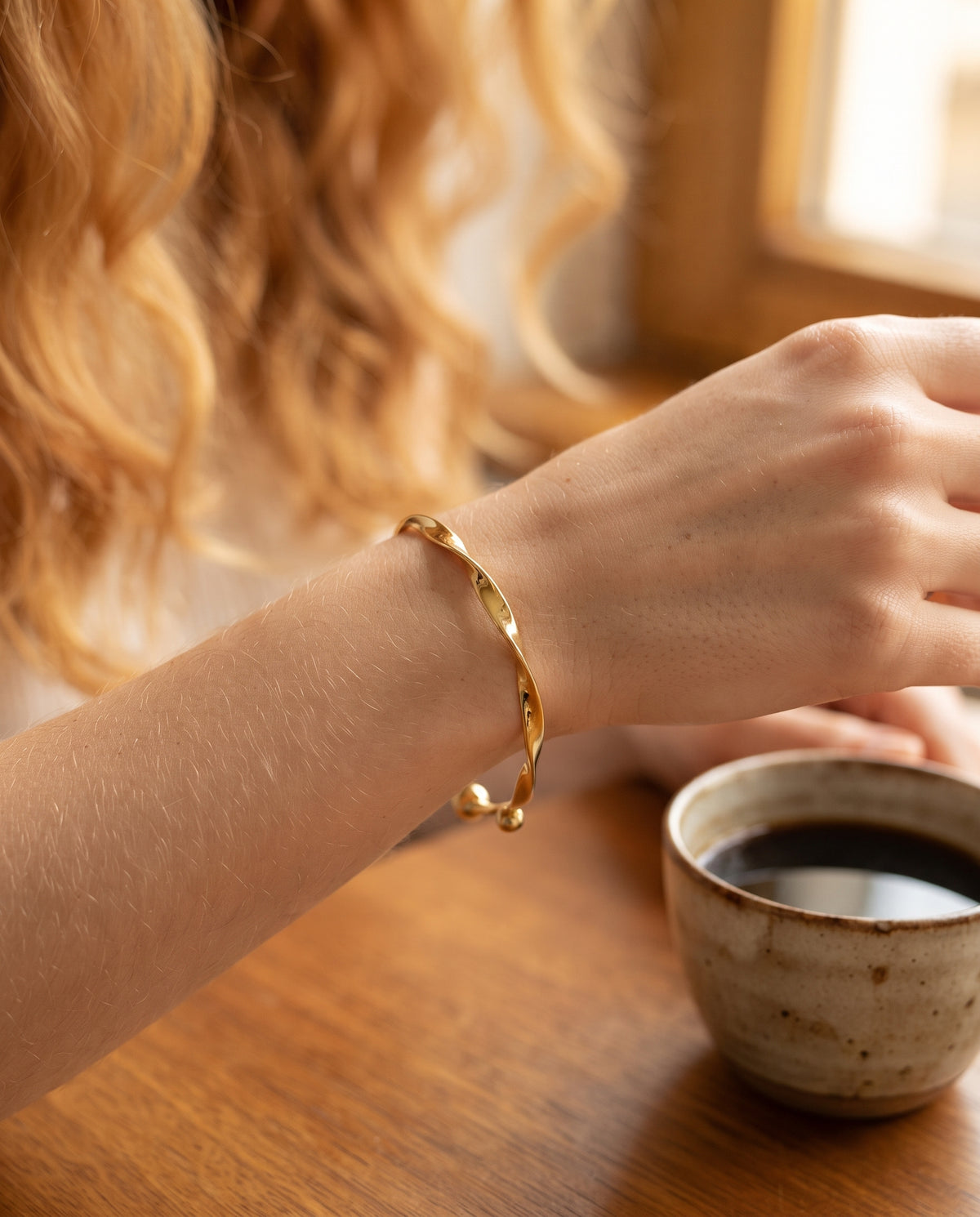 Élégant Bracelet Ouvert en Or – photo lifestyle 2