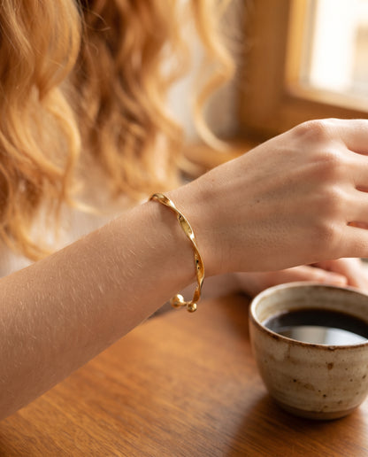 Élégant Bracelet Ouvert en Or – photo lifestyle 2