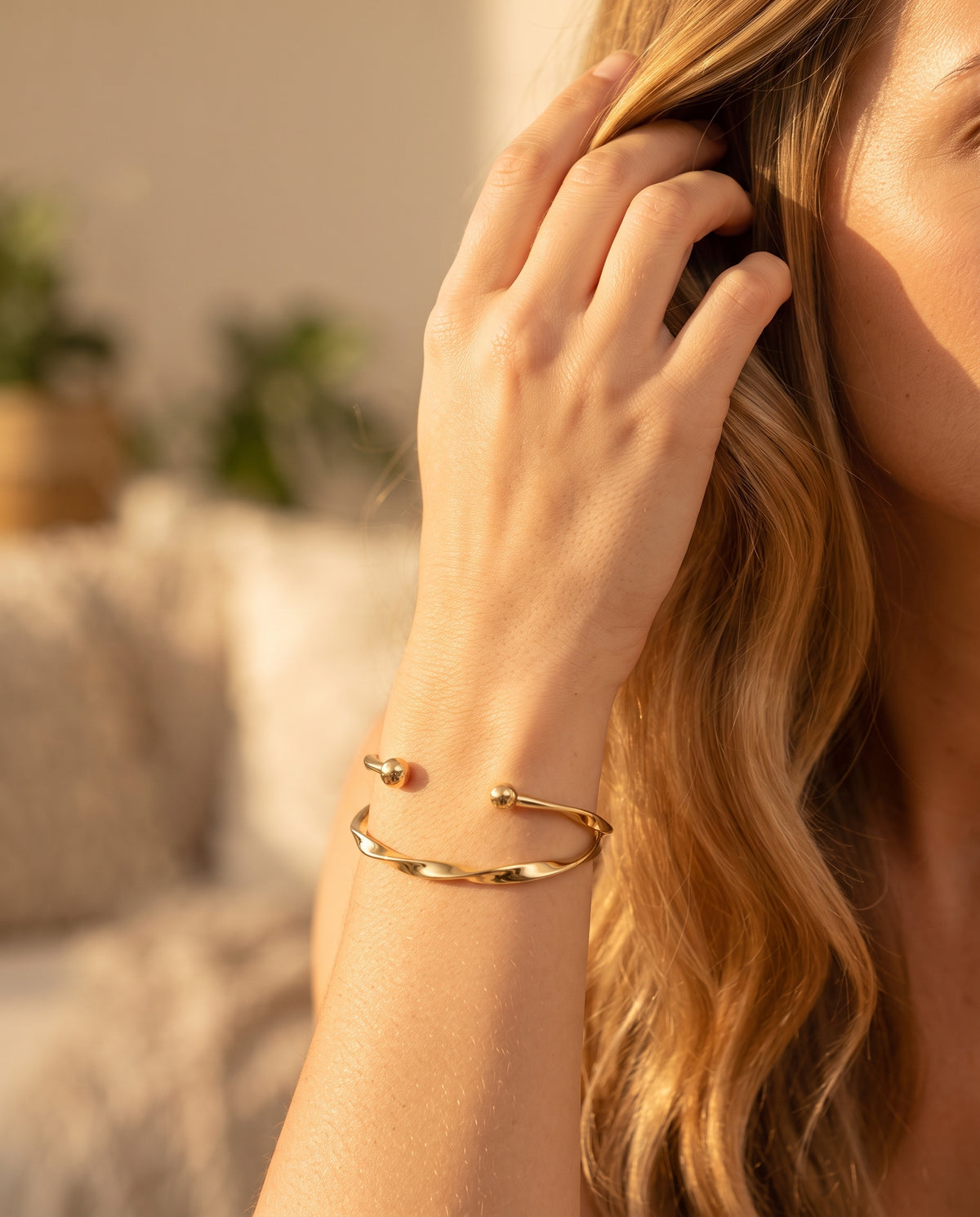 Élégant Bracelet Ouvert en Or – photo lifestyle 3