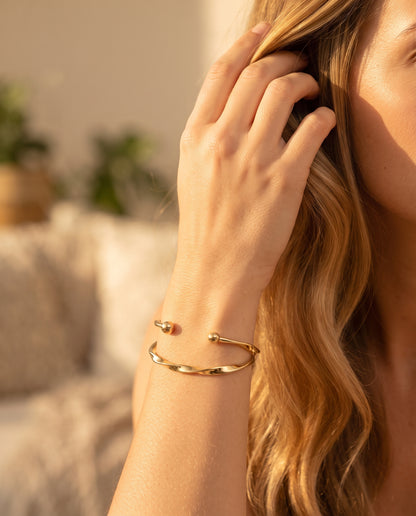 Élégant Bracelet Ouvert en Or – photo lifestyle 3