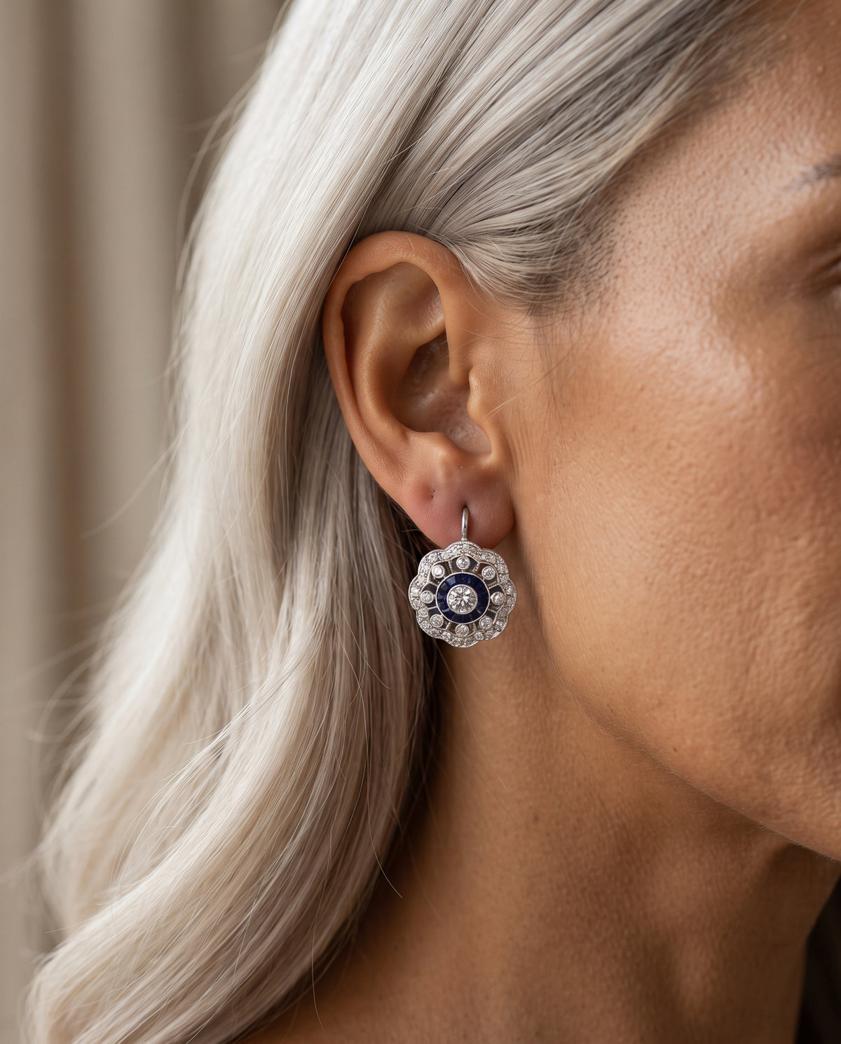 Boucles d’Oreilles Vintage Mandala Serties de Zircons Bleus – photo lifestyle 1