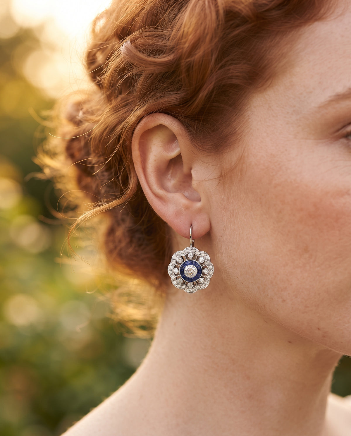 Boucles d’Oreilles Vintage Mandala Serties de Zircons Bleus – photo lifestyle 2