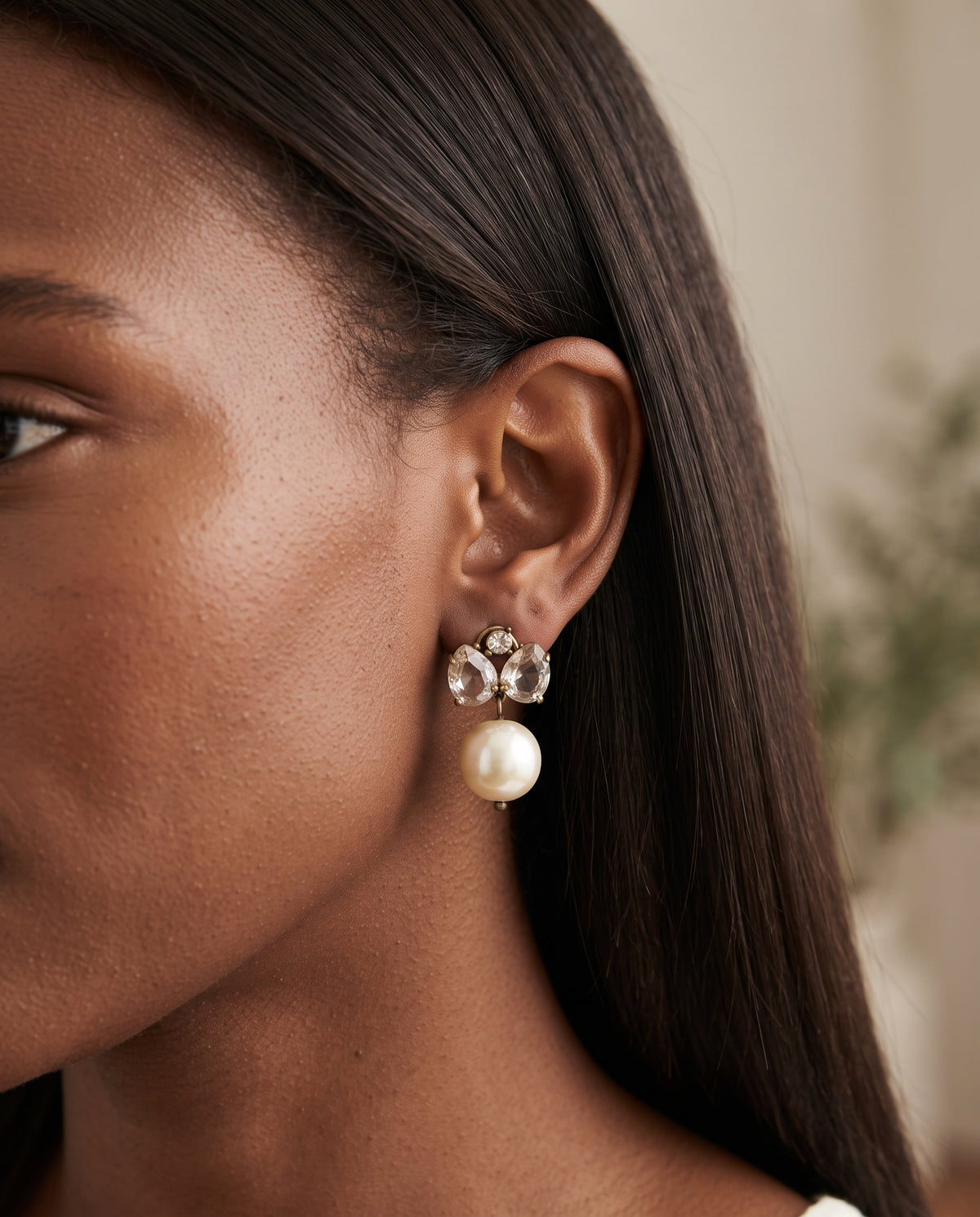 Boucles d’Oreilles Raffinées Vintage Ornées d’un Nœud Papillon et de Perles – photo lifestyle 1
