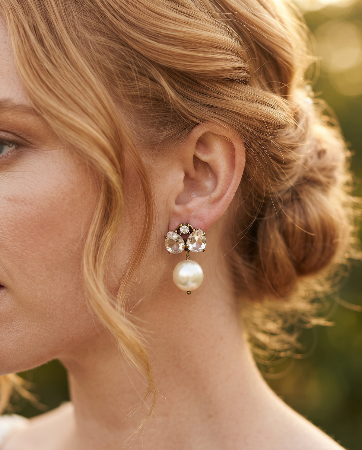 Boucles d’Oreilles Raffinées Vintage Ornées d’un Nœud Papillon et de Perles – photo lifestyle 2